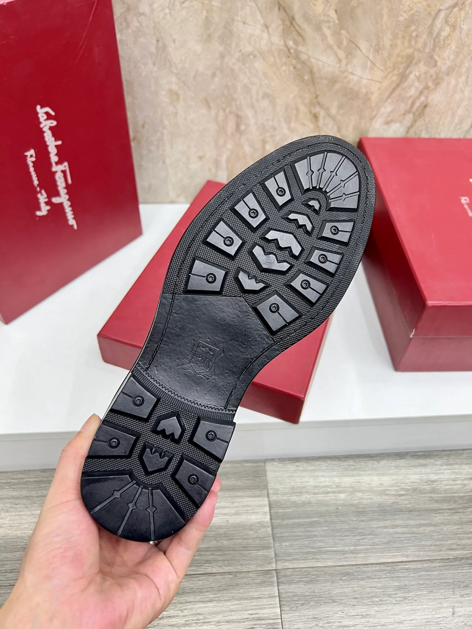 Original order quality: Men's shoes 💰700 Brand: Ferragamo (Ferragamo) One size larger: Men's size 38-44 (45 customized) Grade: Same style as the official website High-end men's shoes Material: Original cowhide, cowhide lining, original outsole Style category: Chelsea men's boots Fashion trend Color: Actual picture